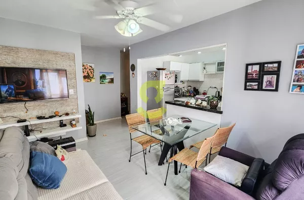 Ótimo apto semi mobiliado, cozinha americana, dependencia, 2 dorm e vaga!