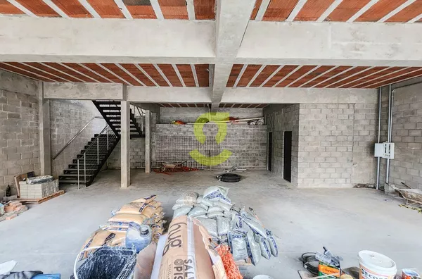 Excelente loja de 2 andares TOTALMENTE reformada, 320m privativos, vaga para 3 carros próxima ao Parcão!