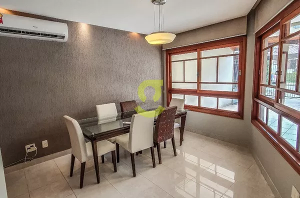 Casa triplex, 2 lareiras, 2 churrasqueiras, 3 dorm, piscina