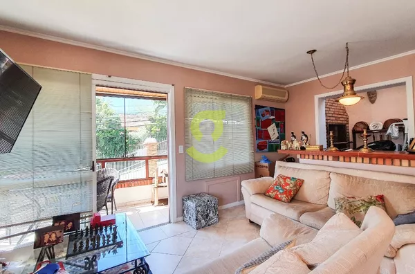 Casa em condominio, semi mobiliada, 231m priv, 3 dorm, suite, churrasqueira, lareira, 2 vagas!