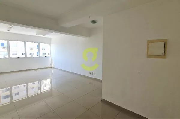 SALA COMERCIAL REFORMADA EM AVENIDA MOVIMENTADA