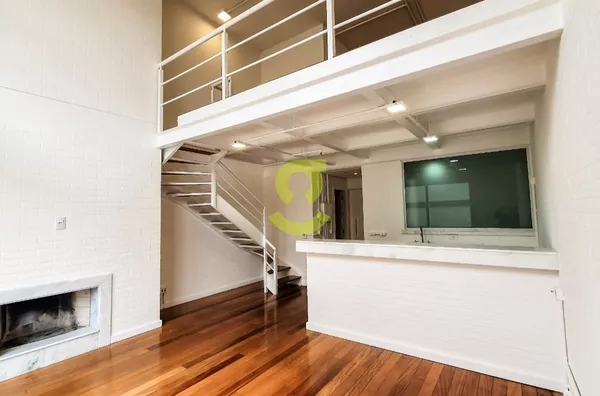 Espetacular loft duplex, 79m priv, semi mobiliado, mesanino c/ 1 dorm e banheiro, lavabo e 2 Vagas individuais na Padre Chagas! 