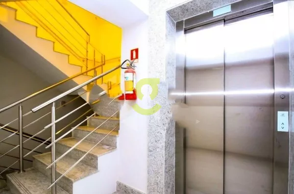 Prédio comercial de 1.400m², 12 vagas, no bairro Moinhos e Vento.