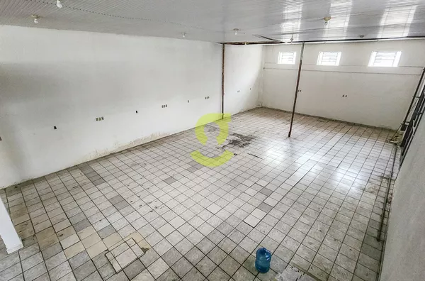 Ótimo Pavilhao de esquina, 289m priv, mezanino, 3 banheiros, 2 vagas. Duas quadras do shopping Bourbon Wallig