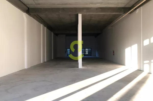 Linda loja com fachada de vidro para aluguel,  Jardim Botânico, Porto Alegre