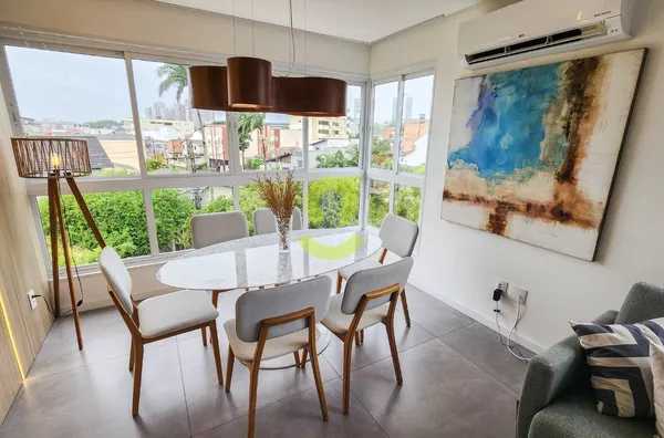 Ótimo apto TODO reformado, semi mobiliado, 74m priv, 2 dorm, suite e vaga coberta.