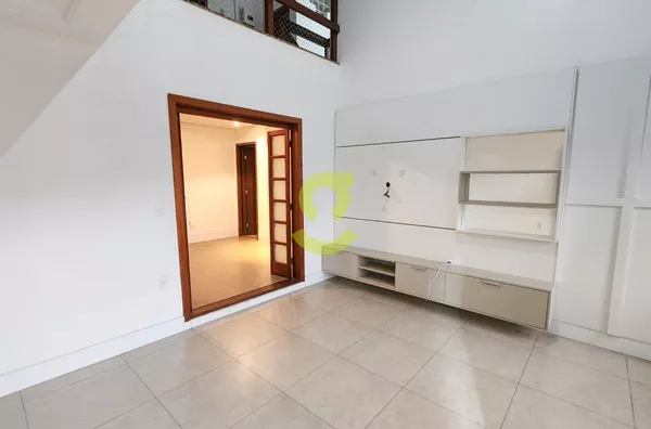 Ótima casa residencial ou comercial 330m, 6 dorm, 4 banheiros, 4 vagas, pátio!