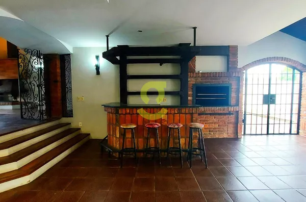 Incrivel casa com 280m², 3 dorm, 1 suíte, 3 banhe, lareira, churrasqueira, salão de festas, patio, piscina, 2 vagas.