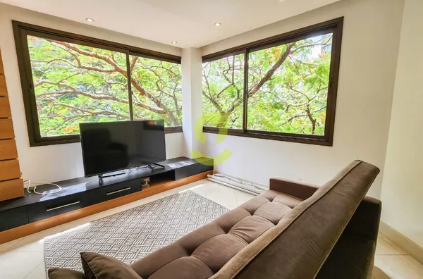 Ótimo apartamento MOBILIADO, 60m privativos, 1 dorm, ar condicionado, vaga garabem coberta e infra!