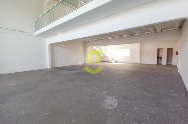 Prédio comercial, 1.186m, patio, 13 vagas de garagem