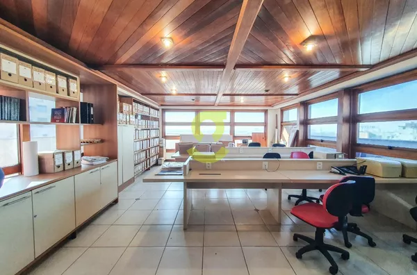 Sala comercial, 400m, 7 salas, 4 banheiros, lareira, churrasqueira, terraço!