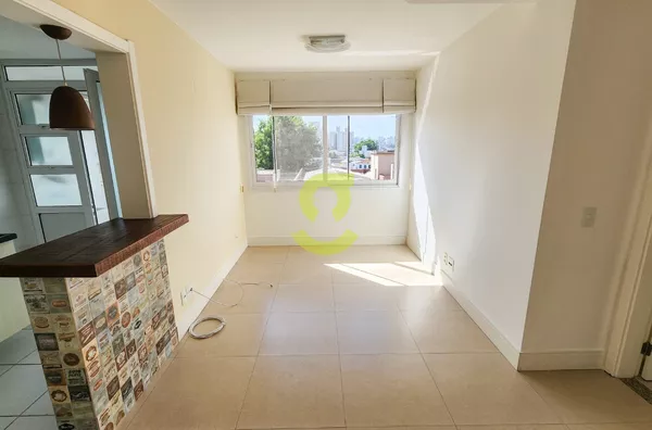 Excelente apto em andar alto, semi mobiliado, churrasqueira,  2 dorm, suite, vaga coberta e infra!