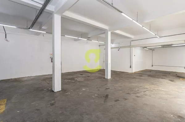 Loja com mais de 720m², 200m² de estacionamento, fachada de vidro, Petrópolis, Porto Alegre.