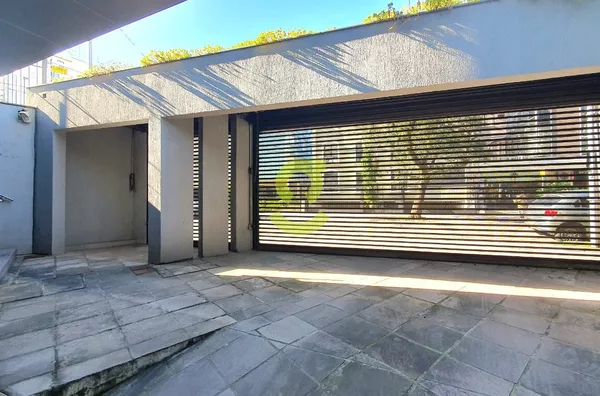 Prédio comercial de 1.400m², 12 vagas, no bairro Moinhos e Vento.