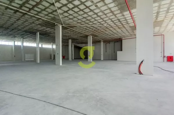 Loja nova, 474m2, patio, 88 vagas rotativas