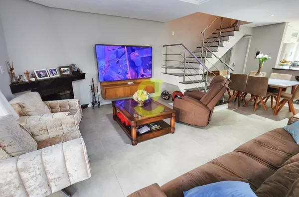 Ótima casa em condominio, semi mobiliada, 228m priv, lareira, churrasqueira, pátio, lavabo, 3 dorm, suite, closet, 3 vagas e infra completa!