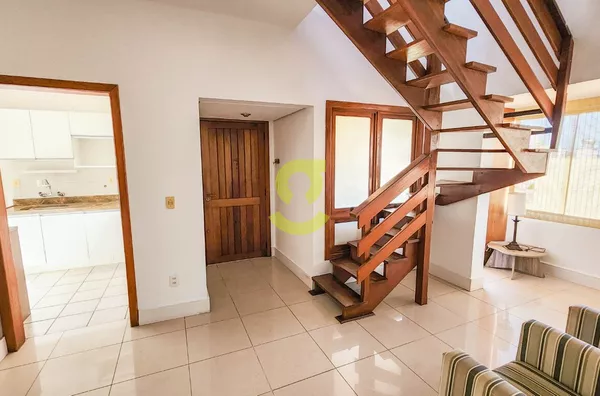 Cobertura semi mobiliada, 166m priv, sacada, churrasqueira, lareira, terraço, 2 dorm, suite e 2 vagas individuais!