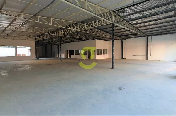 LOJA EM REGIÃO DE GRANDE FLUXO, 3200M², REFORMADA, VAGAS DE GARAGEM.