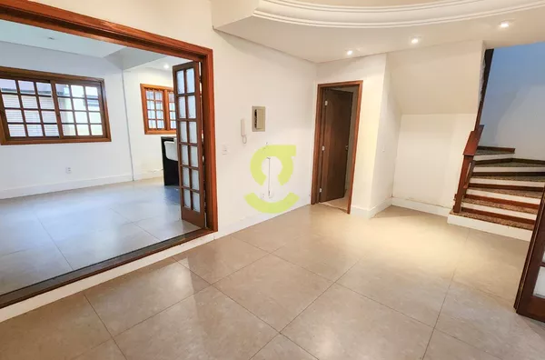 Ótima casa residencial ou comercial 330m, 6 dorm, 4 banheiros, 4 vagas, pátio!