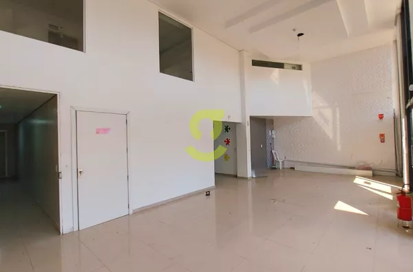 Prédio Comercial com 1500m², fachada imponente, 3 andares, 50 vagas. Igara, Canoas