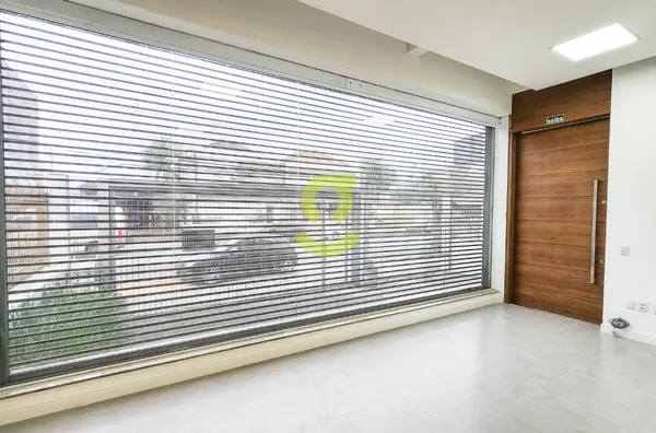 Ótima loja TODA reformada, 80m privativos, 2 banheiros e cozinha! Uma quadra shopping Bourbon Wallig