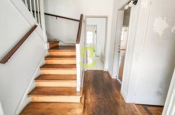 Ótima casa comercial 270m, lavabo, 7 salas, 2 banheiros, patio c/ churrasqueira e 5 vagas. Uma quadra da Nova York e 24 de Outubro!