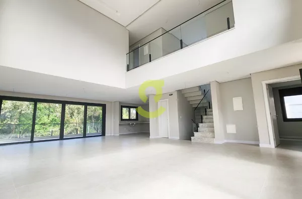 Diferenciada casa no condominio Alphaville, 349m, pe direito, lareira, 4 suites, sacada, pátio e 4 vagas!