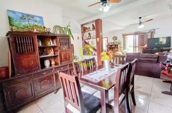 Ampla casa residencial, 247m priv, 3 dorm, 4 banheiros e 2 vagas!