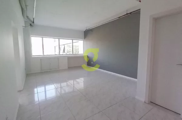 Ótima sala comercial, dividida em 6 salas e 6 vagas!