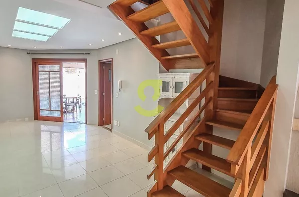 Casa triplex, 2 lareiras, 2 churrasqueiras, 3 dorm, piscina