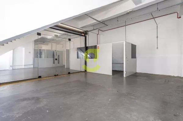 Loja com mais de 720m², 200m² de estacionamento, fachada de vidro, Petrópolis, Porto Alegre.