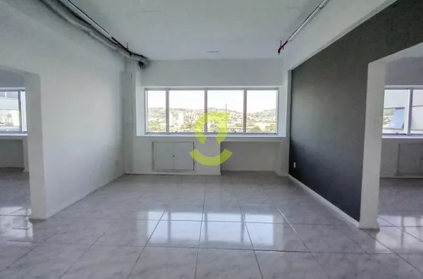 Ótima sala comercial, dividida em 6 salas e 6 vagas!