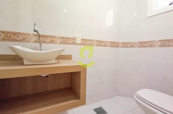 Casa TOTALMENTE MOBILIADA, 380m, 3 dorm e 4 vagas!