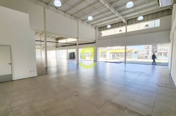 Espetacular loja comercial, TODA reformada, 1.300m2, 13 ar condicionados, 20 vagas de garagem