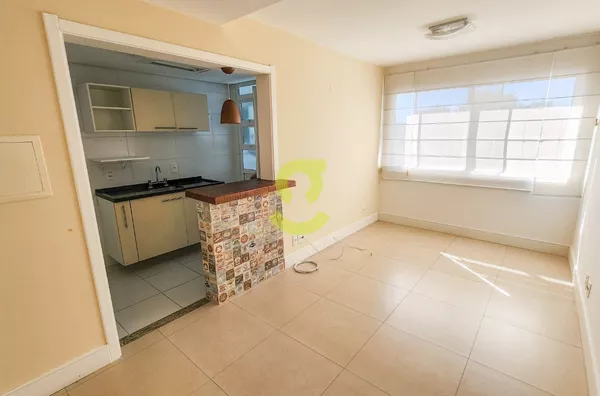 Excelente apto em andar alto, semi mobiliado, churrasqueira,  2 dorm, suite, vaga coberta e infra!