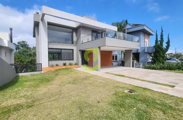 Diferenciada casa no condominio Alphaville, 349m, pe direito, lareira, 4 suites, sacada, pátio e 4 vagas!