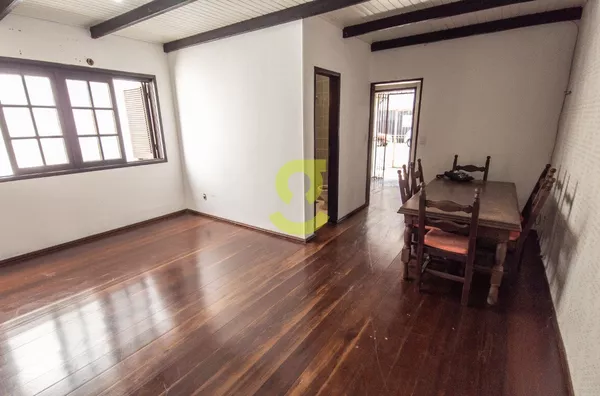 Casa de alvenaria, 314m priv, lavabo, cozinha, 4 dorm, pátio, casa anexa com churrasqueira e lavanderia, vaga para 3 carros!