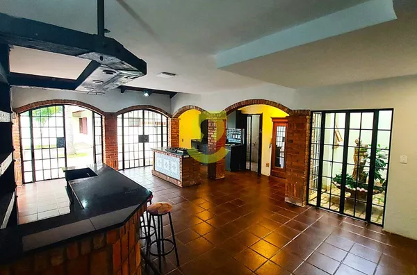Incrivel casa com 280m², 3 dorm, 1 suíte, 3 banhe, lareira, churrasqueira, salão de festas, patio, piscina, 2 vagas.