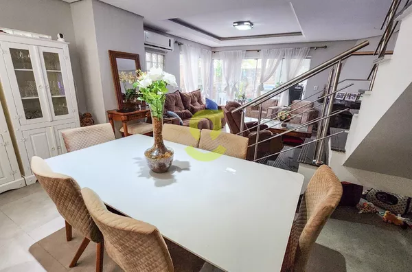 Ótima casa em condominio, semi mobiliada, 228m priv, lareira, churrasqueira, pátio, lavabo, 3 dorm, suite, closet, 3 vagas e infra completa!