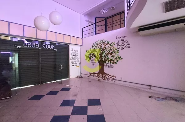 Loja para aluguel com mais de 200m², 2 andares, mezanino, amplo espaço, escritório e sala, ar condinionado, na Av. Carlos Gomes.