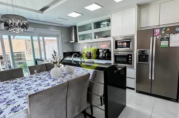 Excelente casa triplex, TODA mobiliada e decorada, 344m priv, 4 dorm, suite, 5 vagas!