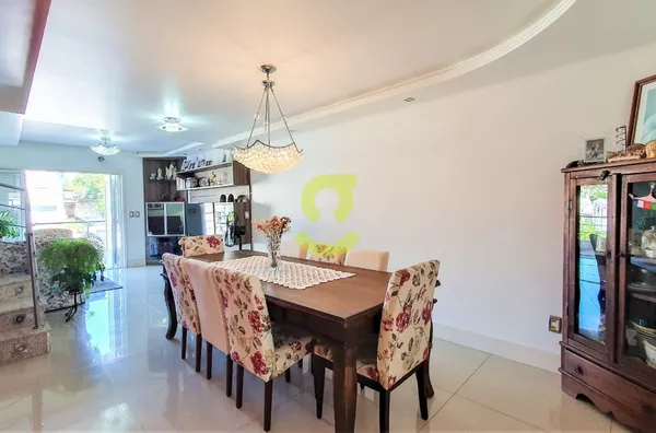 Ótima casa quadriplex, 396m priv, MOBILIADA, lareira, churrasqueira, 4 dorm, 2 suítes, 7 vagas