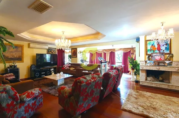 Apartamento mobiliado, 270m², 3 dorm, 2 suites, 4 banh, 3 vagas.