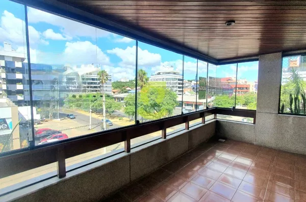 Amplo apartamento com lareira e sacada, 218m², 2 dormi, dependencia, Jardim Lindoia.