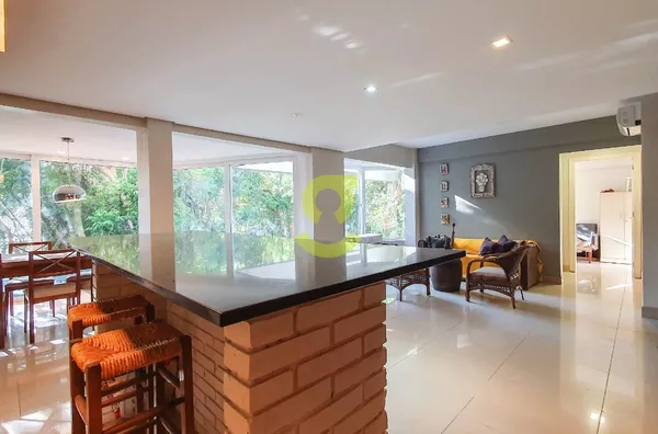 Ótima casa em condominio, 550m priv, lareira, churrasqueira, sacada, 3 dorm, 2 vagas e infra!!