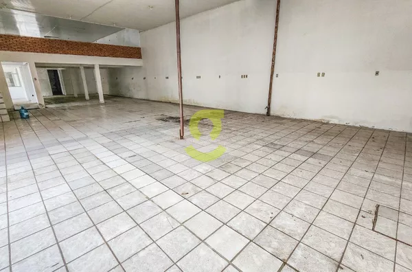 Ótimo Pavilhao de esquina, 289m priv, mezanino, 3 banheiros, 2 vagas. Duas quadras do shopping Bourbon Wallig