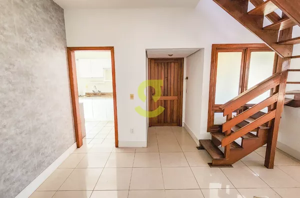 Cobertura semi mobiliada, 166m priv, sacada, churrasqueira, lareira, terraço, 2 dorm, suite e 2 vagas individuais!