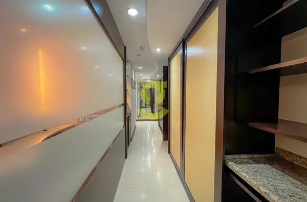 Ótima sala comercial mobiliada, 67m privativos, vaga de garagem. Predio com elevador 