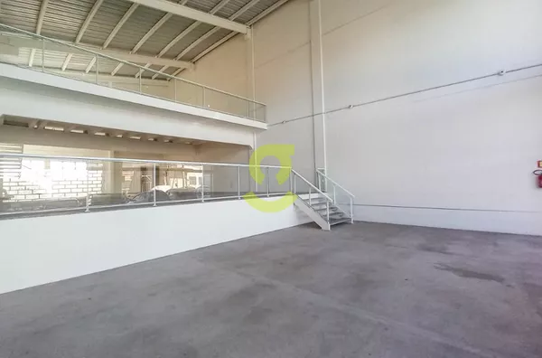 Prédio comercial, 1.186m, patio, 13 vagas de garagem