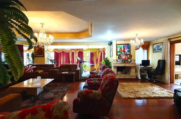 Apartamento mobiliado, 270m², 3 dorm, 2 suites, 4 banh, 3 vagas.